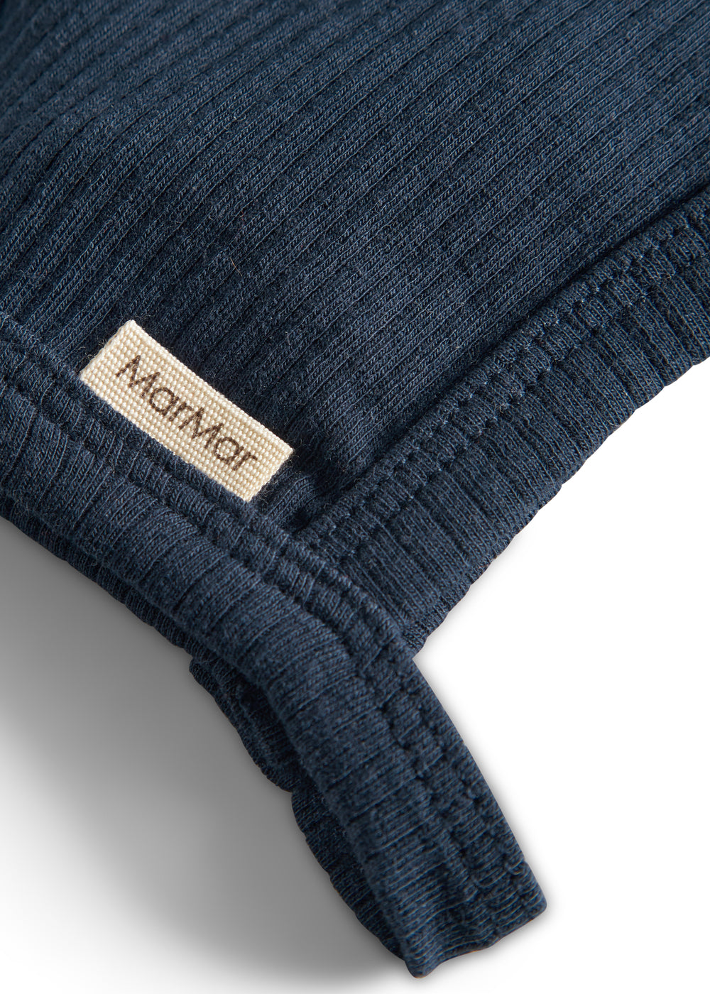 Ribstrikket marineblå hue med spænde og MarMar label til børn