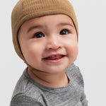 Glad baby med ribstrikket brun hue