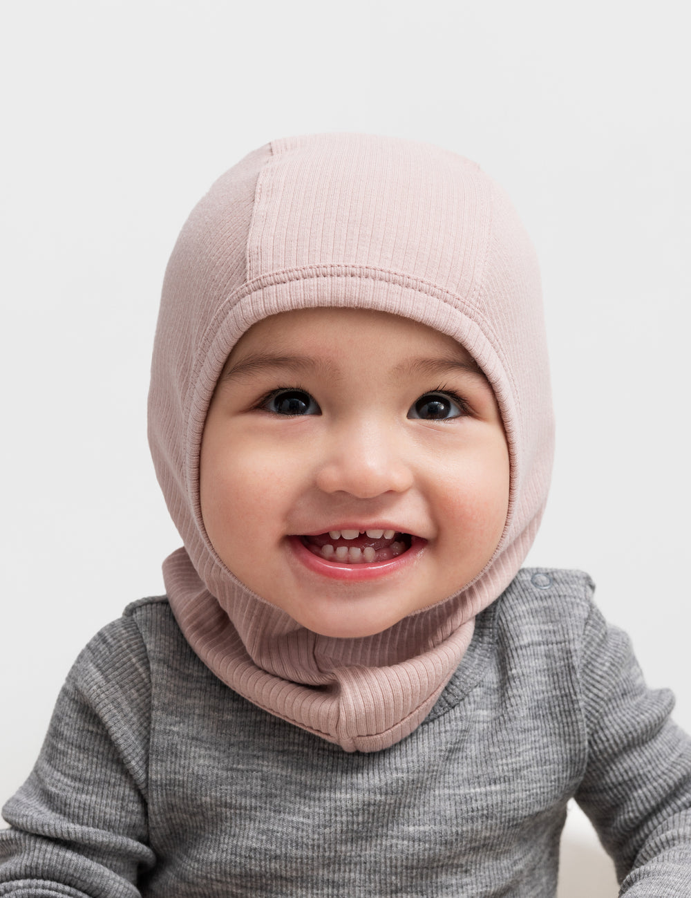 Glad baby med ribstrikket lyserød elefanthue