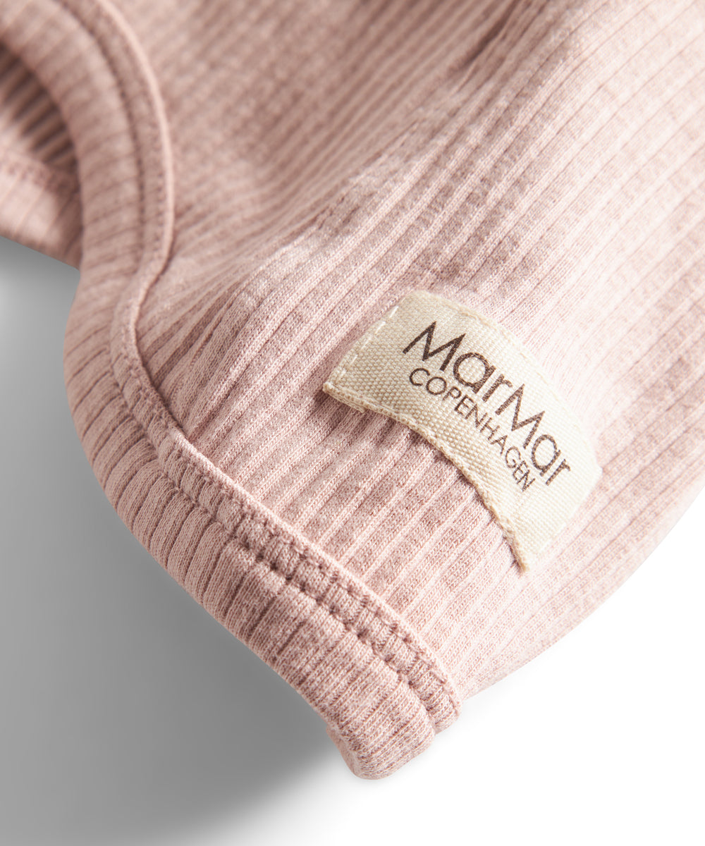 Ribstrikket lyserød elefanthue med MarMar label til børn