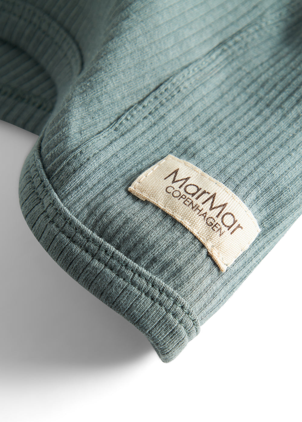 Grøn ribstrikket elefanthue til børn