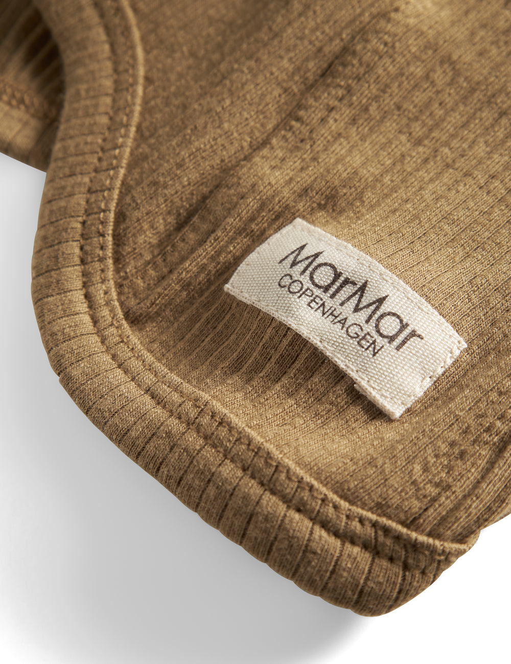 Ribbuket brun elefanthue med MarMar mærke