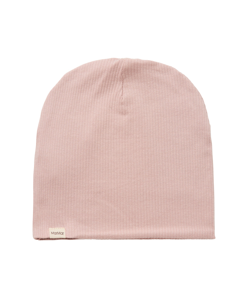 Ribstrikket lys rosa børnehue med lille mærke