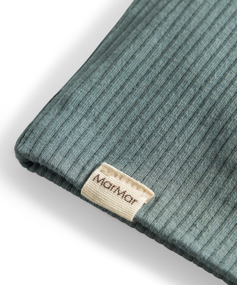 Grøn ribstrikket hue til børn