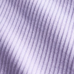 Detalje af lyse lilla ribstrikket stof på børnehue