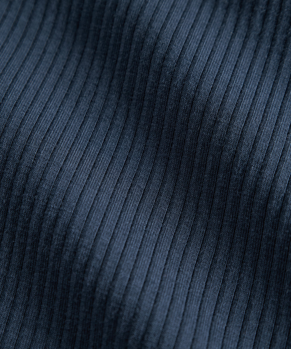 Detalje af navy blå ribstrikket stof på børnehue