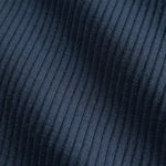 Detalje af navy blå ribstrikket stof på børnehue