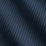 Detalje af navy blå ribstrikket stof på børnehue