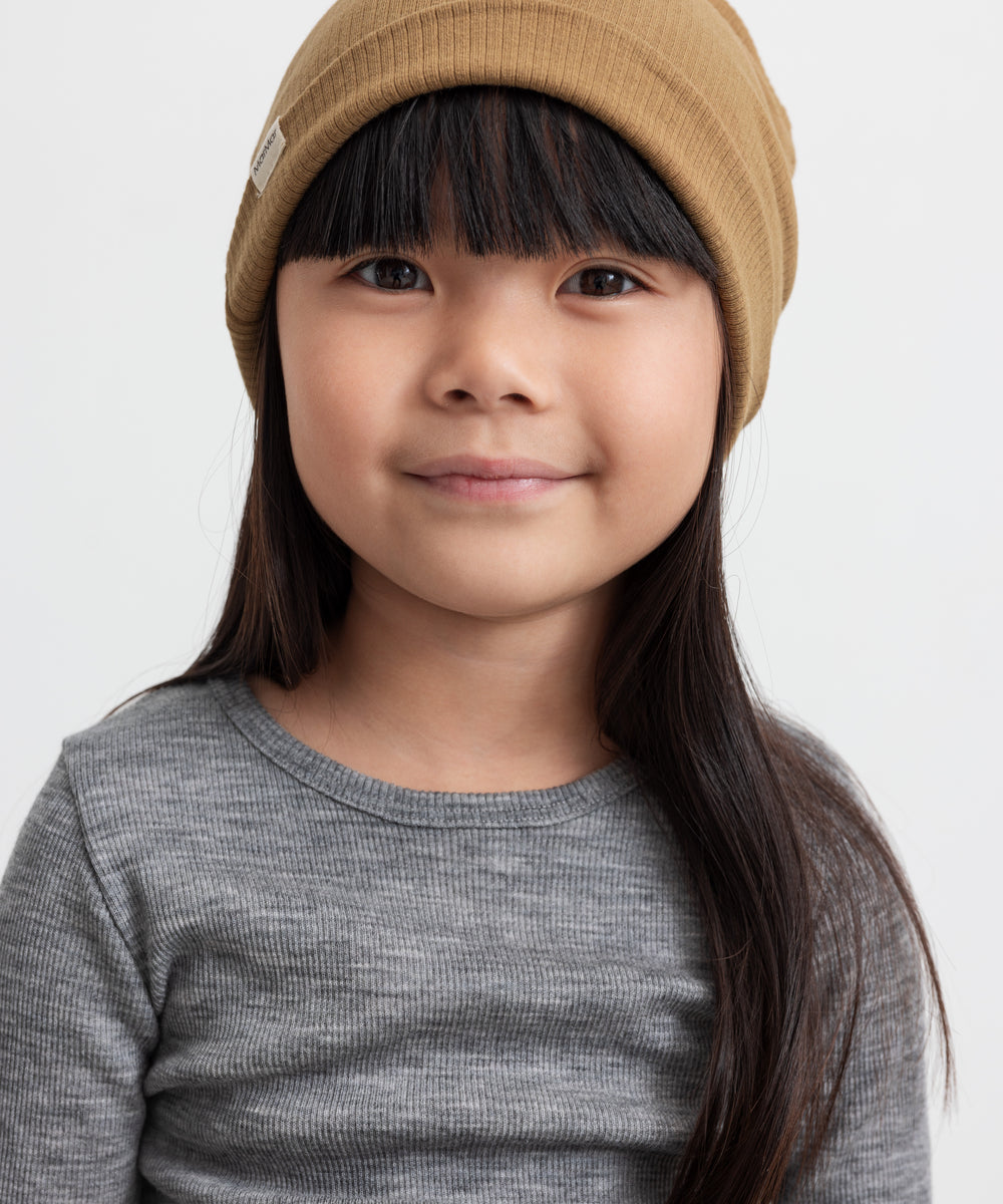 Børn med brun ribstrikket hue og grå trøje