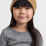 Børn med brun ribstrikket hue og grå trøje