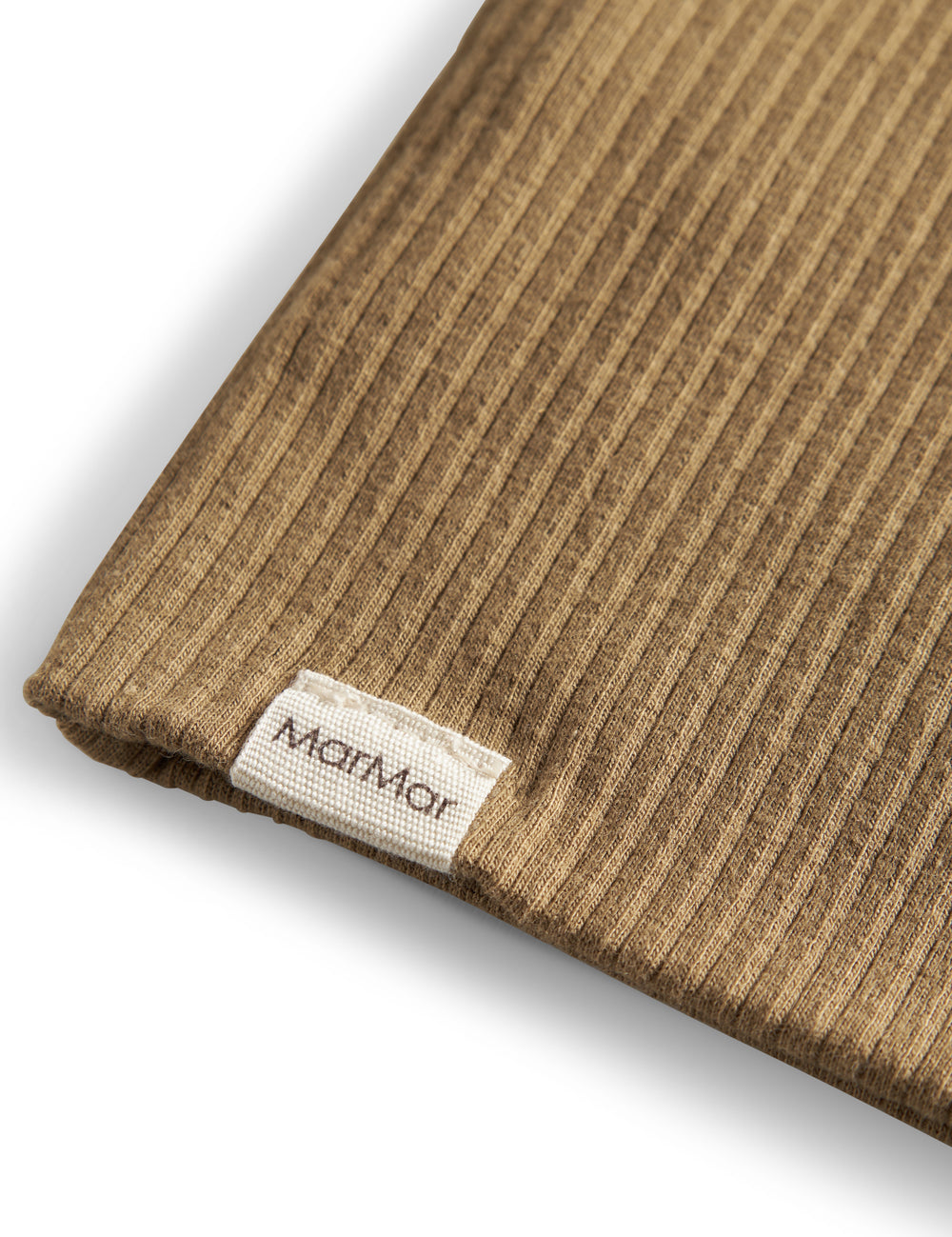 Detaljer om ribstrikket stof og mærke på brun beanie til børn