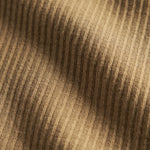 Detalje af ribstrikket brunt stof på børnehue