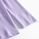 Detalje af ribstrikket ærmekant med slids på lys lilla dame t-shirt