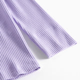 Detalje af ribstrikket ærmekant med slids på lys lilla dame t-shirt