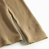 Detalje af ribstrikket ærmekant på brun dame t-shirt