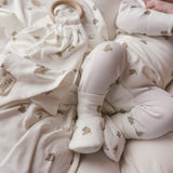 Baby i heldragt med fuglmønster og futter