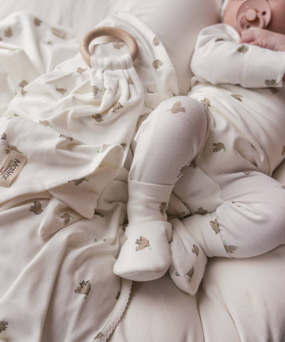 Baby iført bløde futter med matchende babytøj