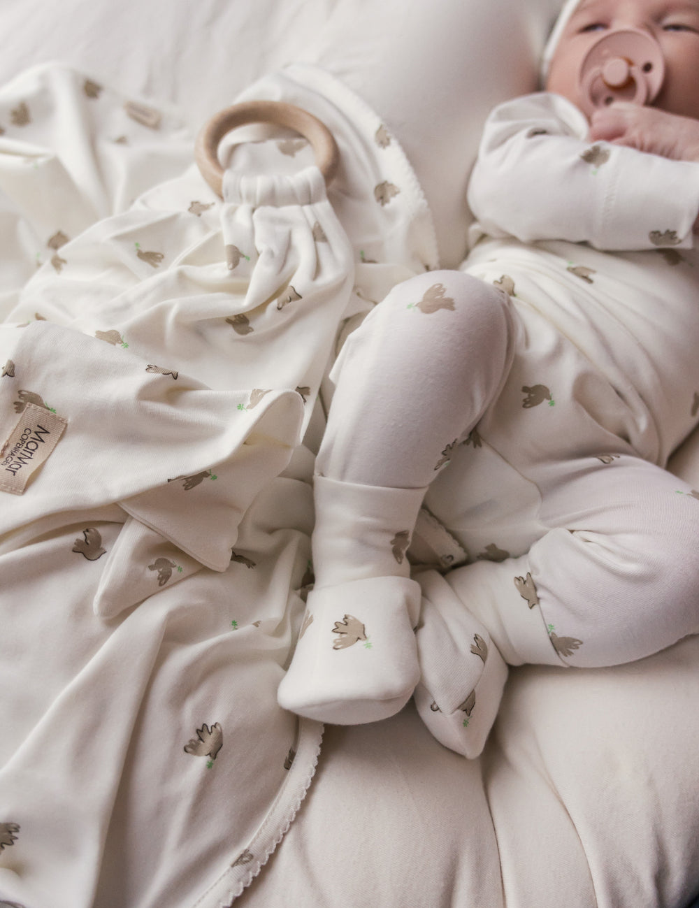 Sælger baby med blødt tæppe med mønster