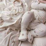 Sovende baby med blødt tæppe med mønster