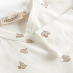 Langærmet bodystocking til nyfødte med slå-om-lukning og fuglmønster