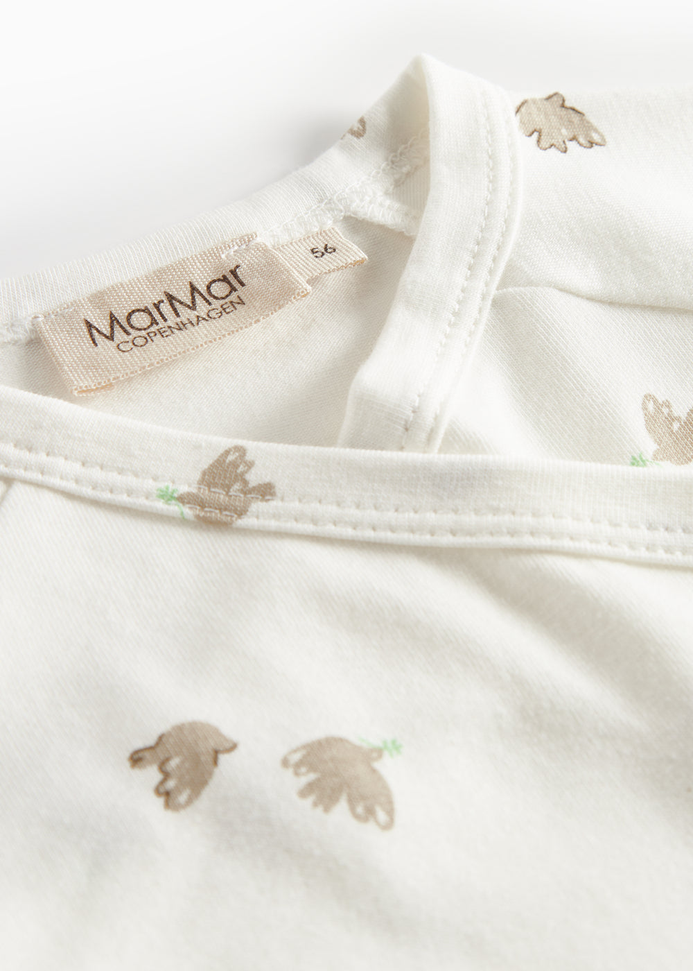 Langærmet bluse til nyfødte med slå-om-lukning og fuglmønster