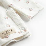 Langærmet bluse til nyfødte med slå-om-lukning og blomstermønster