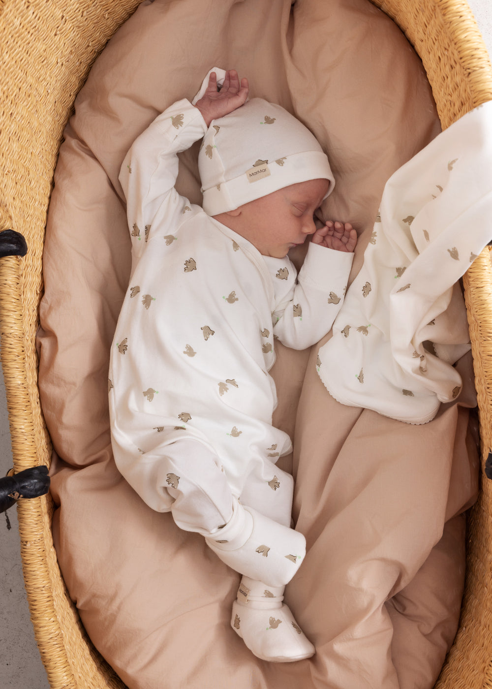 Sovende baby med blødt tæppe med mønster