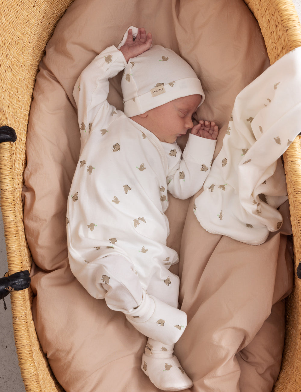 Baby ligger trygt i futter og babytøj