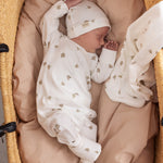 Baby ligger trygt i futter og babytøj