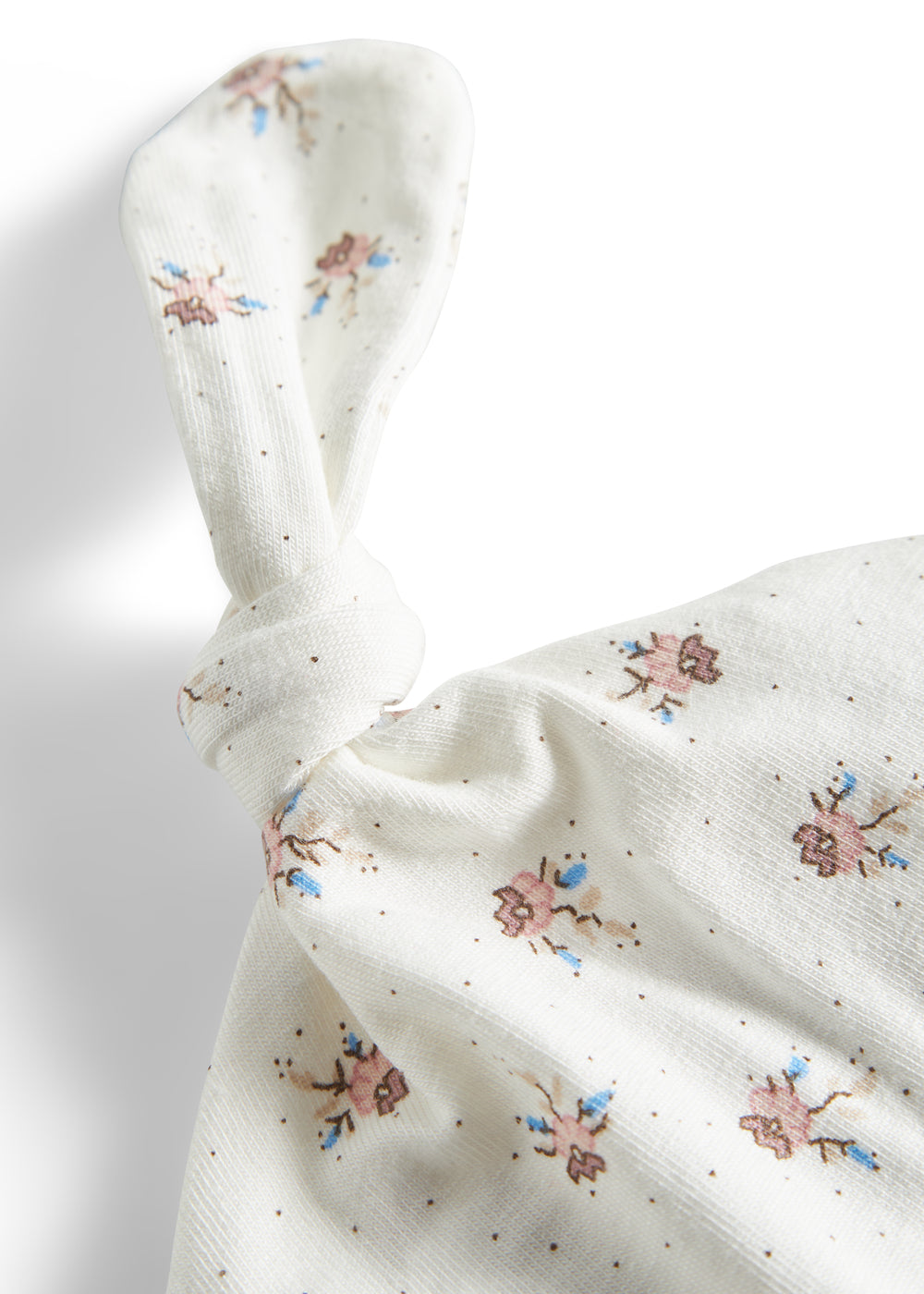 Nærbillede af blødt mønstret stof med knude