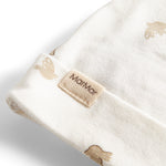 Detaljebillede af babyhue med logo