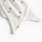 Detaljebillede af blødt stof på bidering med mønster