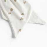 Detaljebillede af blødt stof på bidering med mønster