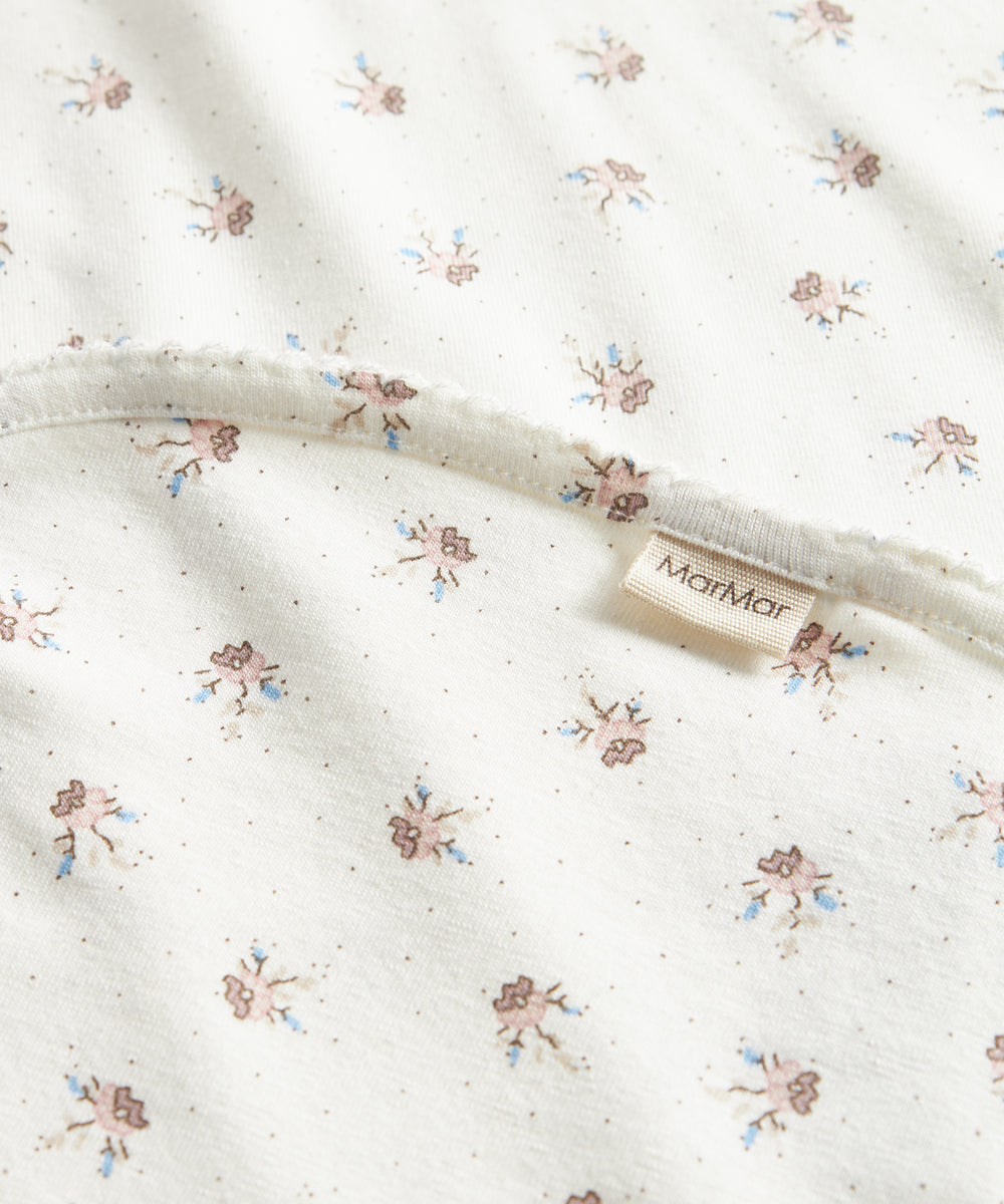 babytæppe med blomstermønster