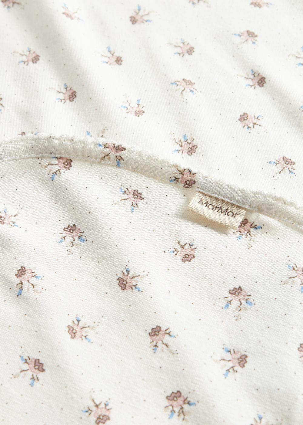 babytæppe med blomstermønster