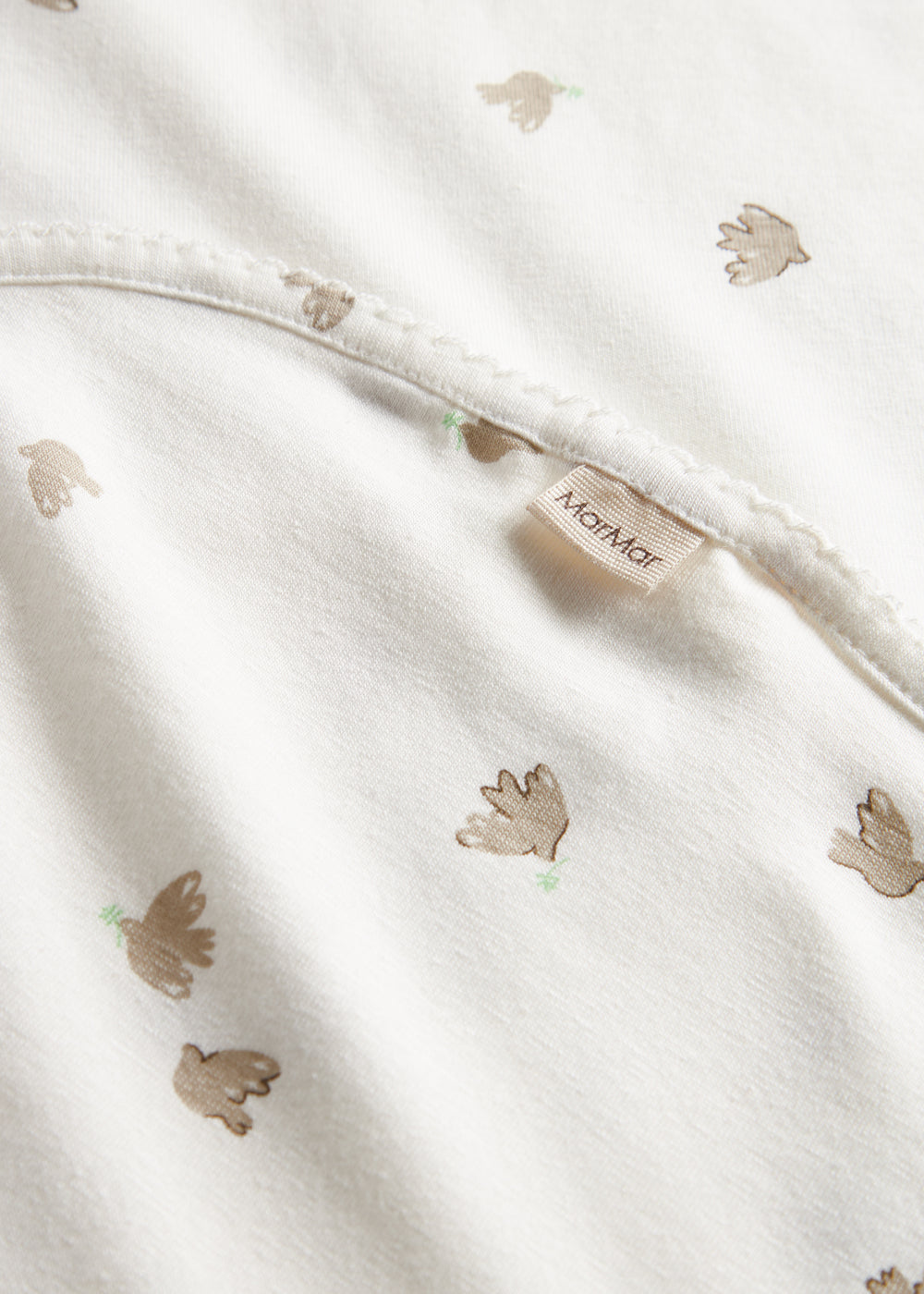 Nærbillede af mønstret stof på tæppe