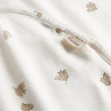 Nærbillede af mønstret stof på tæppe