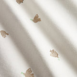 Nærbillede af mønstret stof på tæppe