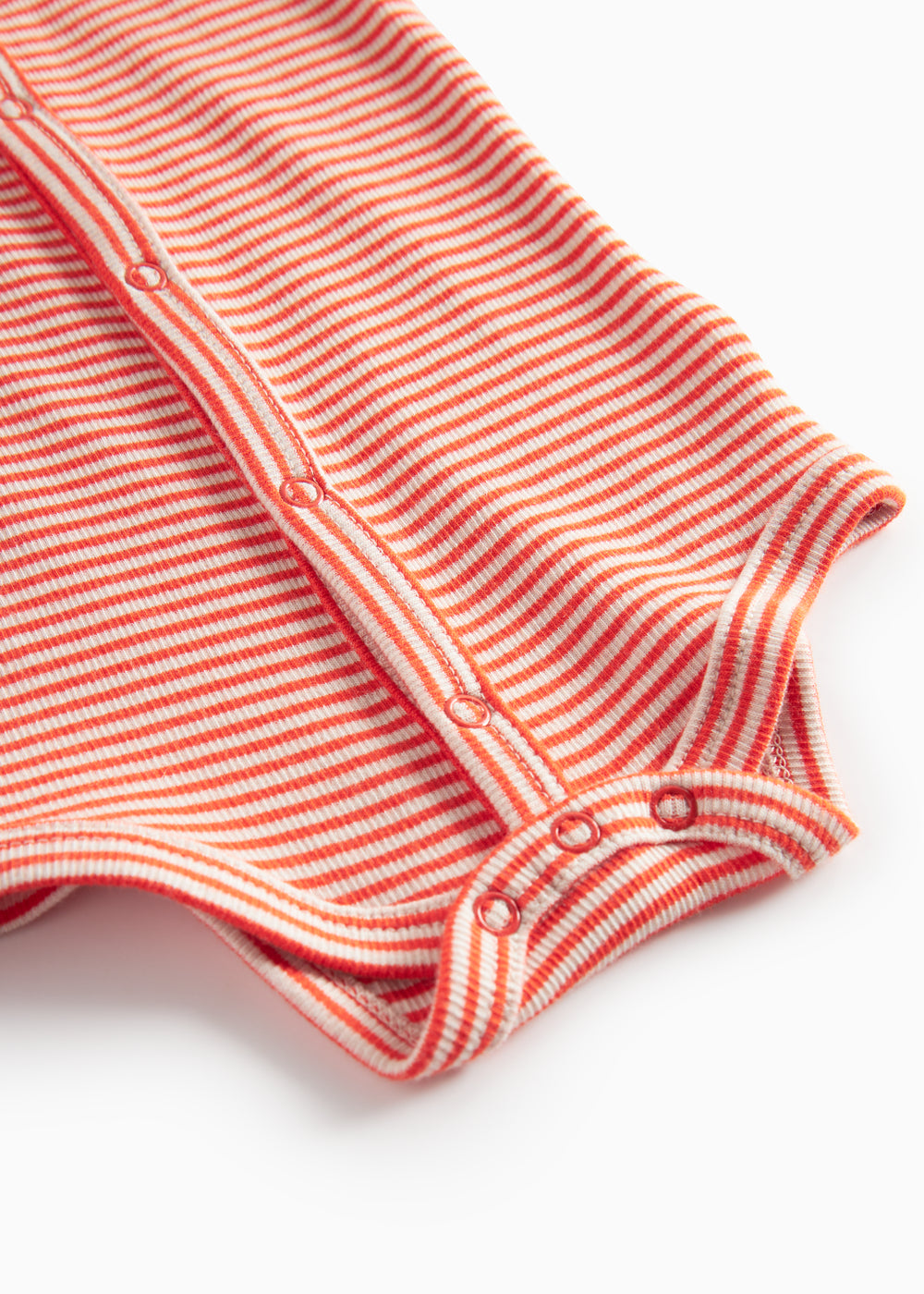 Rød- og hvidstribet body til baby med lange ærmer og knapper foran