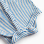 Blå- og hvidstribet body til baby med lange ærmer og knapper foran