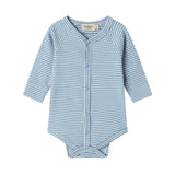 Blå- og hvidstribet body til baby med lange ærmer og knapper foran