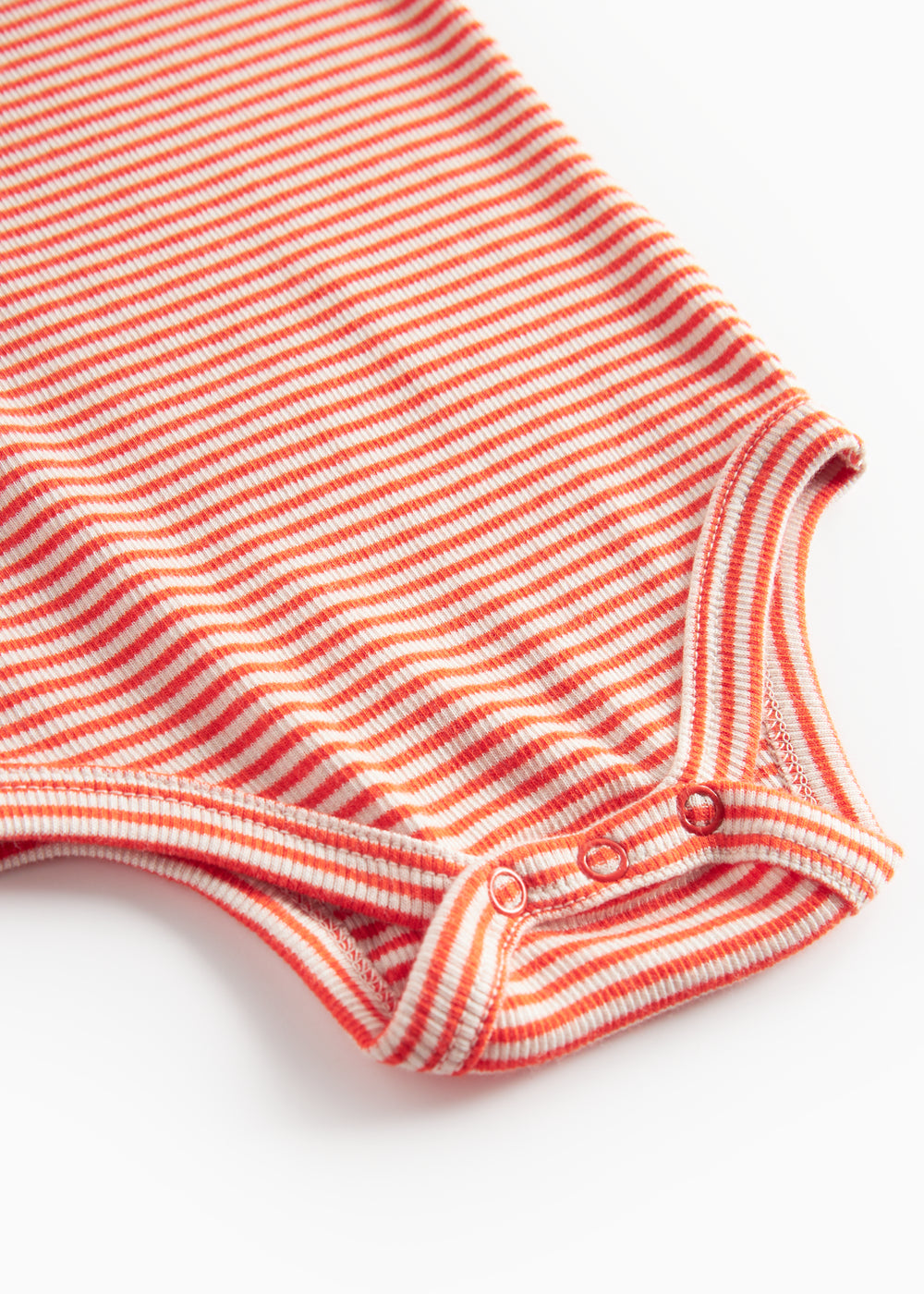 Blå og hvid stribet heldragt til baby med lange ærmer, fødder og trykknapper foran