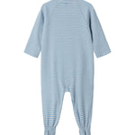 Blå og hvid stribet heldragt til baby med lange ærmer, fødder og trykknapper foran