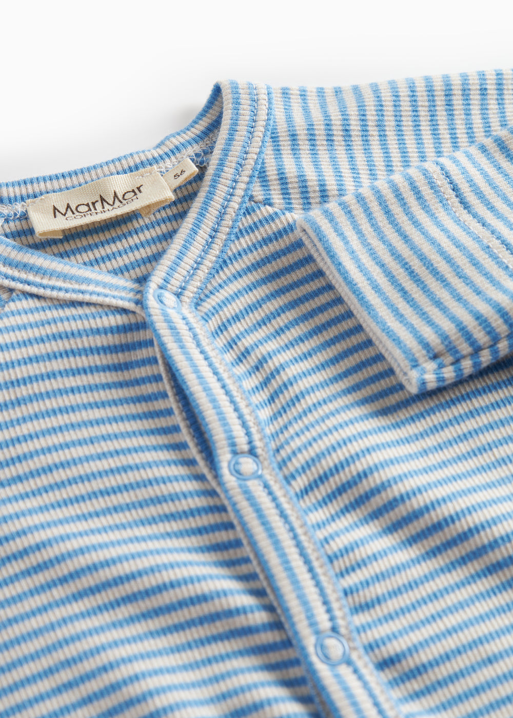 Blå og hvid stribet heldragt til baby med lange ærmer, fødder og trykknapper foran