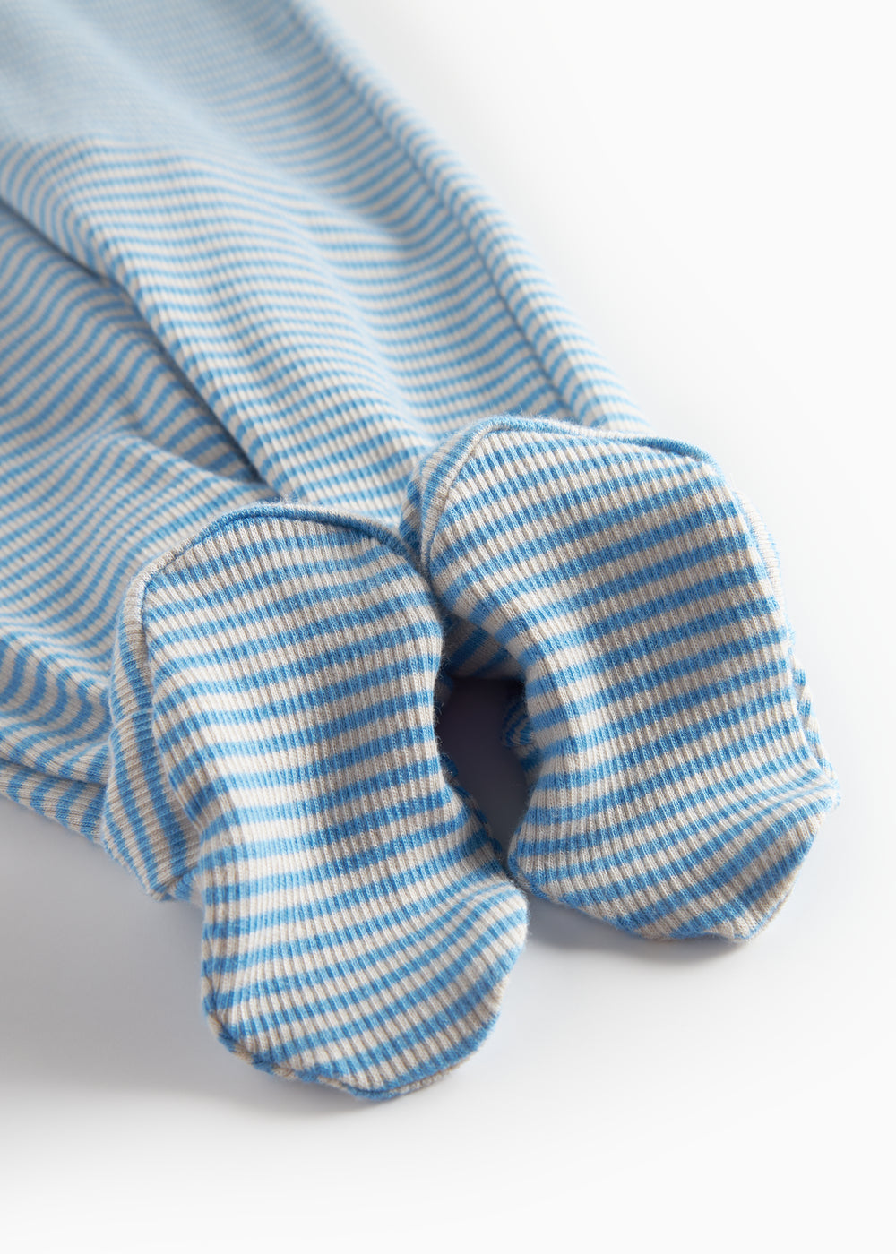 Blå og hvid stribet heldragt til baby med lange ærmer, fødder og trykknapper foran