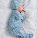Baby iført blå og hvid stribede bukser og matchende hue sover