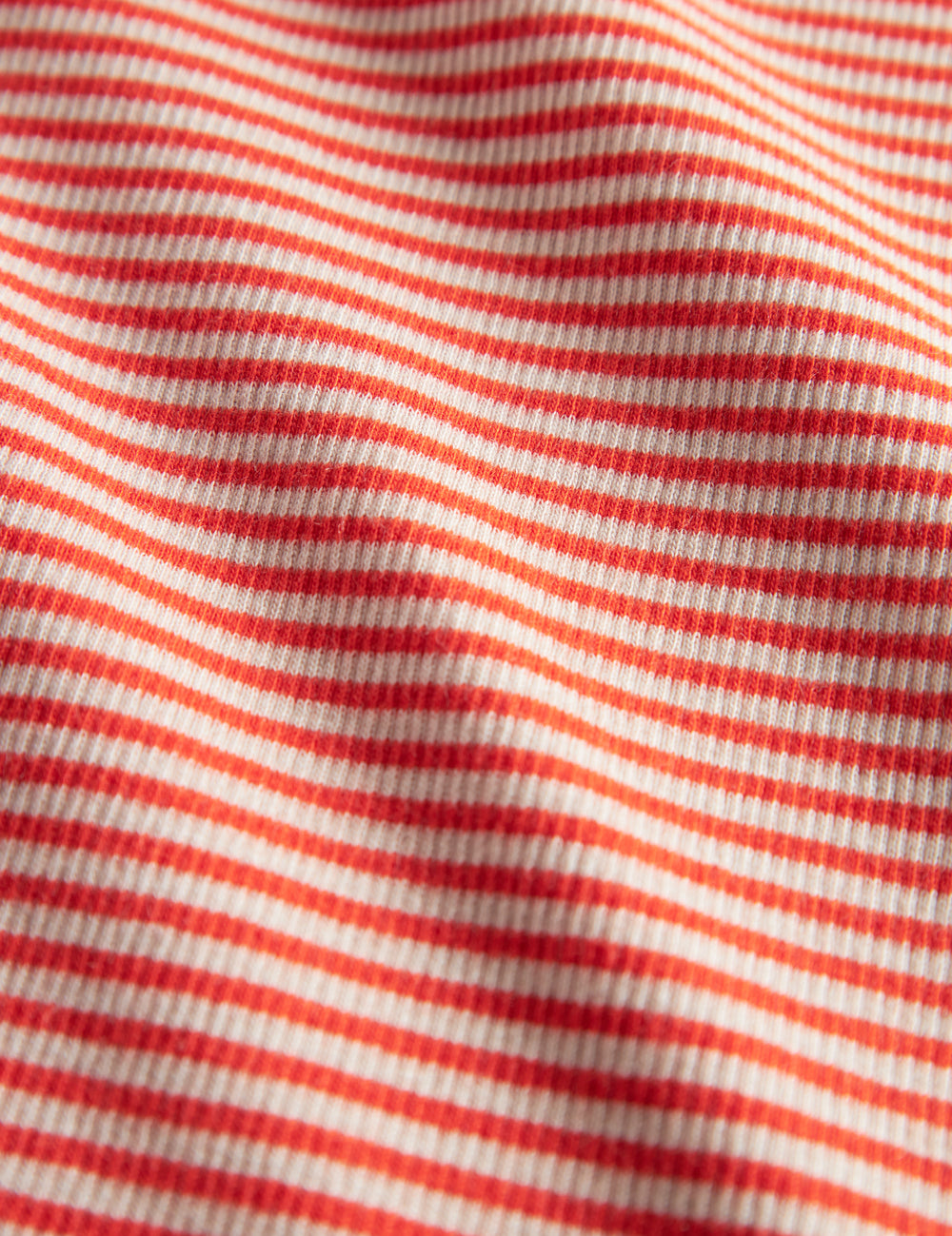 Rødt og hvit strikket babyteppe