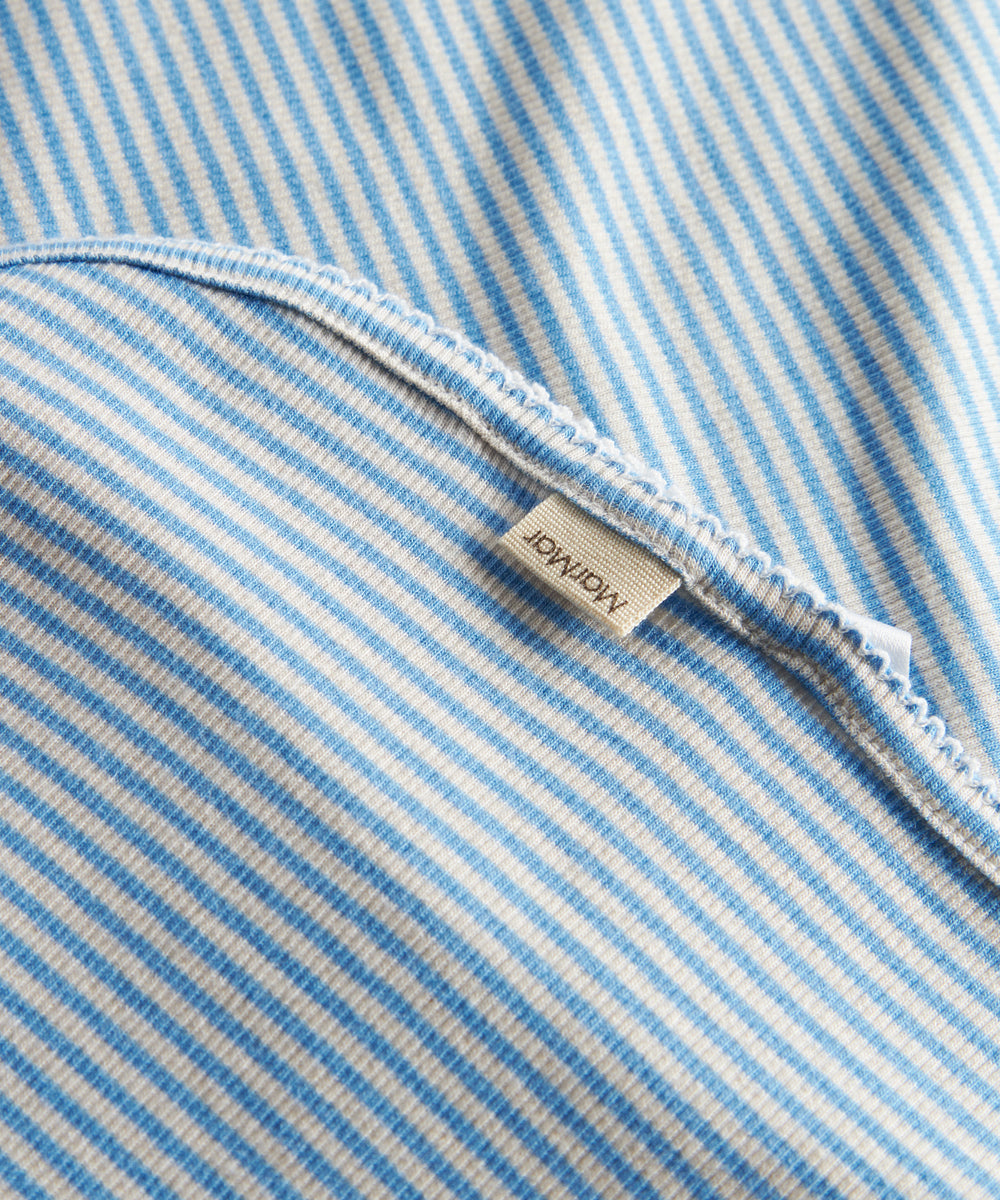 Blå og hvid stribet babytæppe