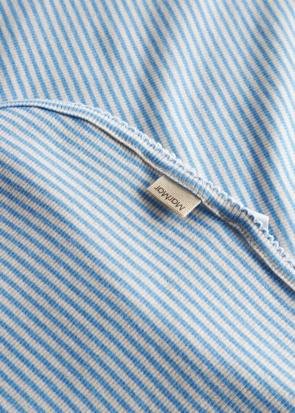 Blå og hvid stribet babytæppe