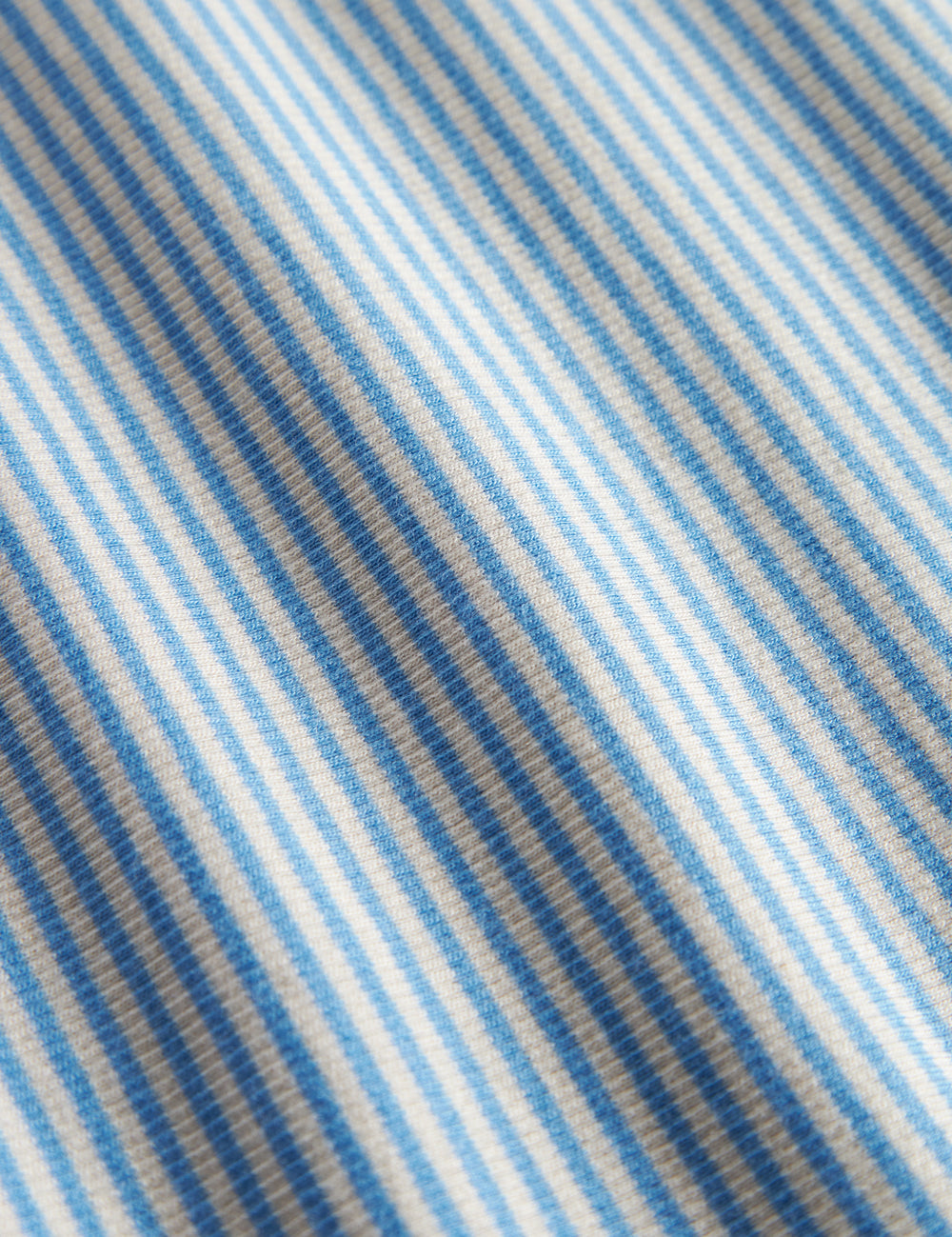 Blå og hvid stribet babytæppe